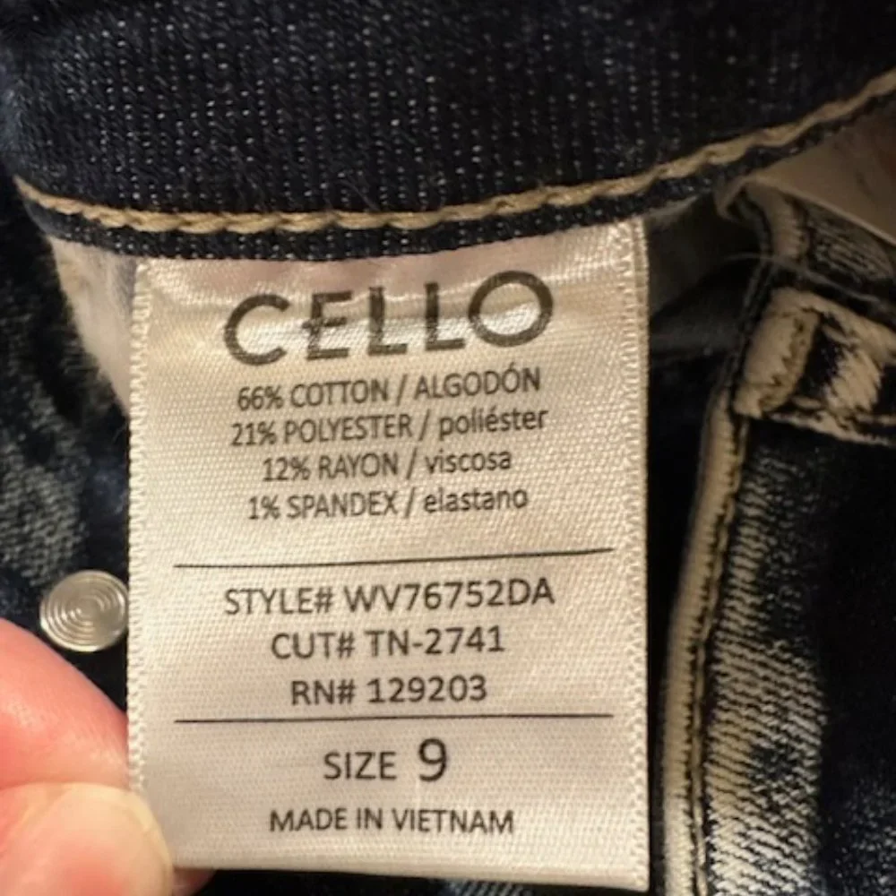 Cello High Waist Distressed Acid Wash Shredded Jeans  (2)  4095   NWT Boutique - Picture 8 of 8